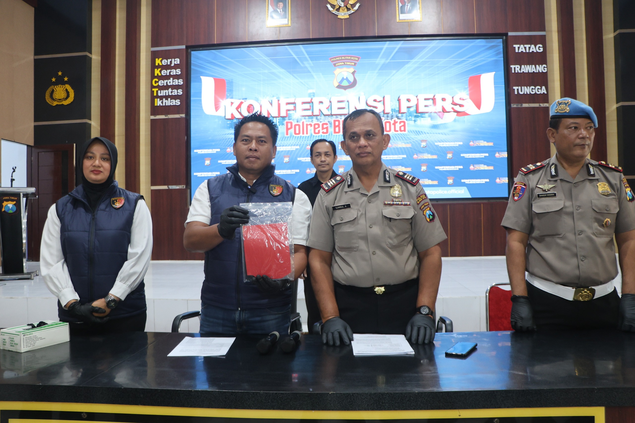 Polres Blitar Kota Amankan Tiga Tersangka Perampasan Modus Jebak Korban Lewat Aplikasi Kencan