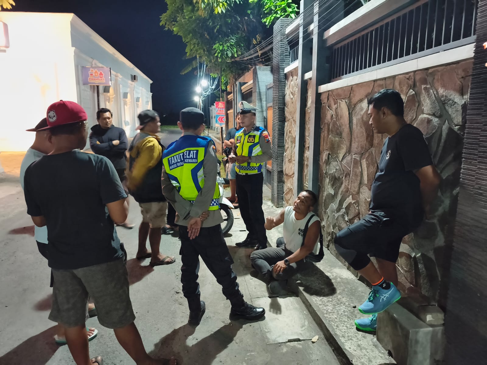 Patroli Dini Hari, Polsek Warujayeng Sapa Warga Nongkrong dan Sampaikan Himbauan Kamtibmas