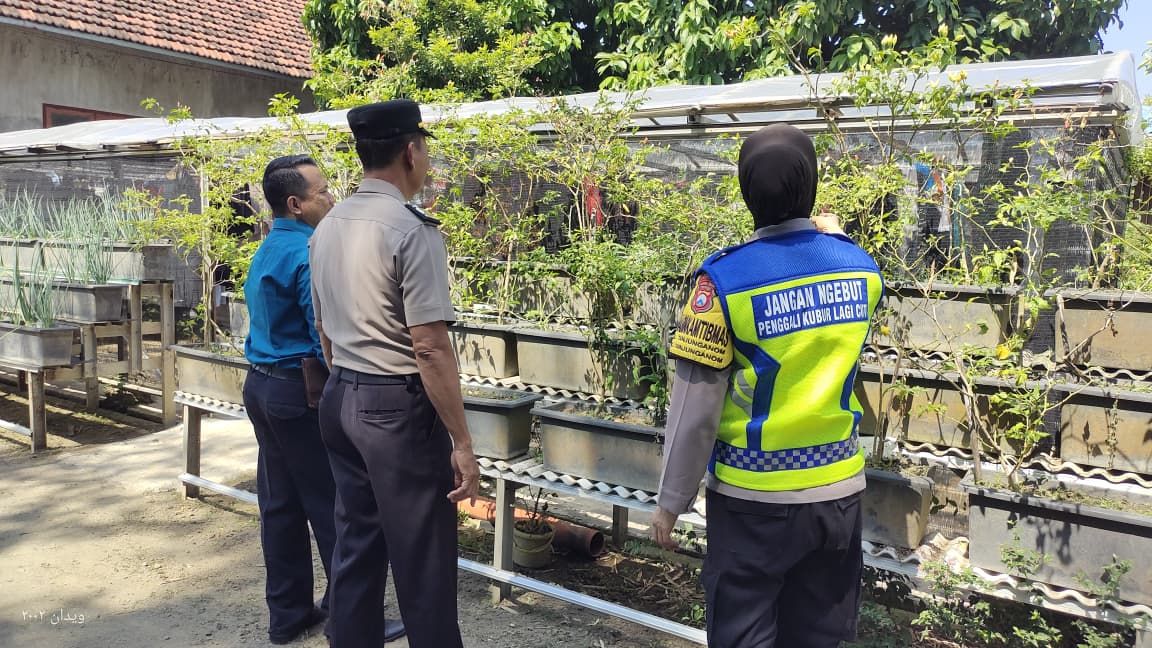 Kanit Binmas Polsek Warujayeng Apresiasi Pemanfaatan Pekarangan Warga Tanjunganom untuk Dukung Ketahanan Pangan