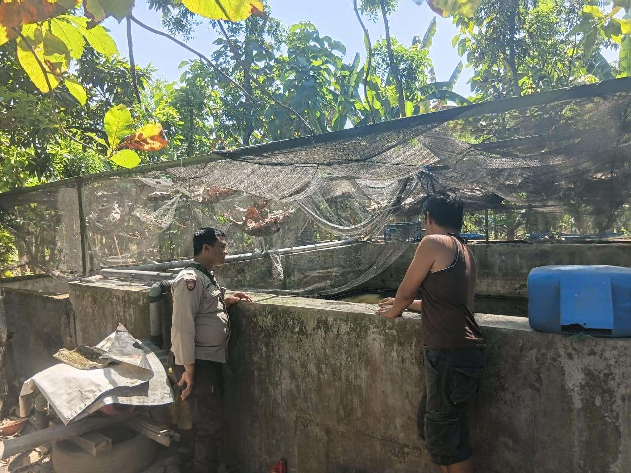 Bhabinkamtibmas Kelurahan Jatirejo Pantau Budidaya Lele Warga, Dukung Swasembada Pangan Nasional
