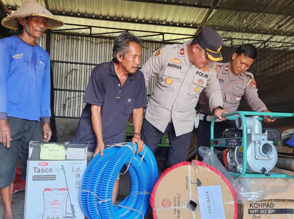 Polres Pelabuhan Tanjungperak Salurkan Bantuan Alat Pertanian Dukung Ketahanan Pangan Nasional