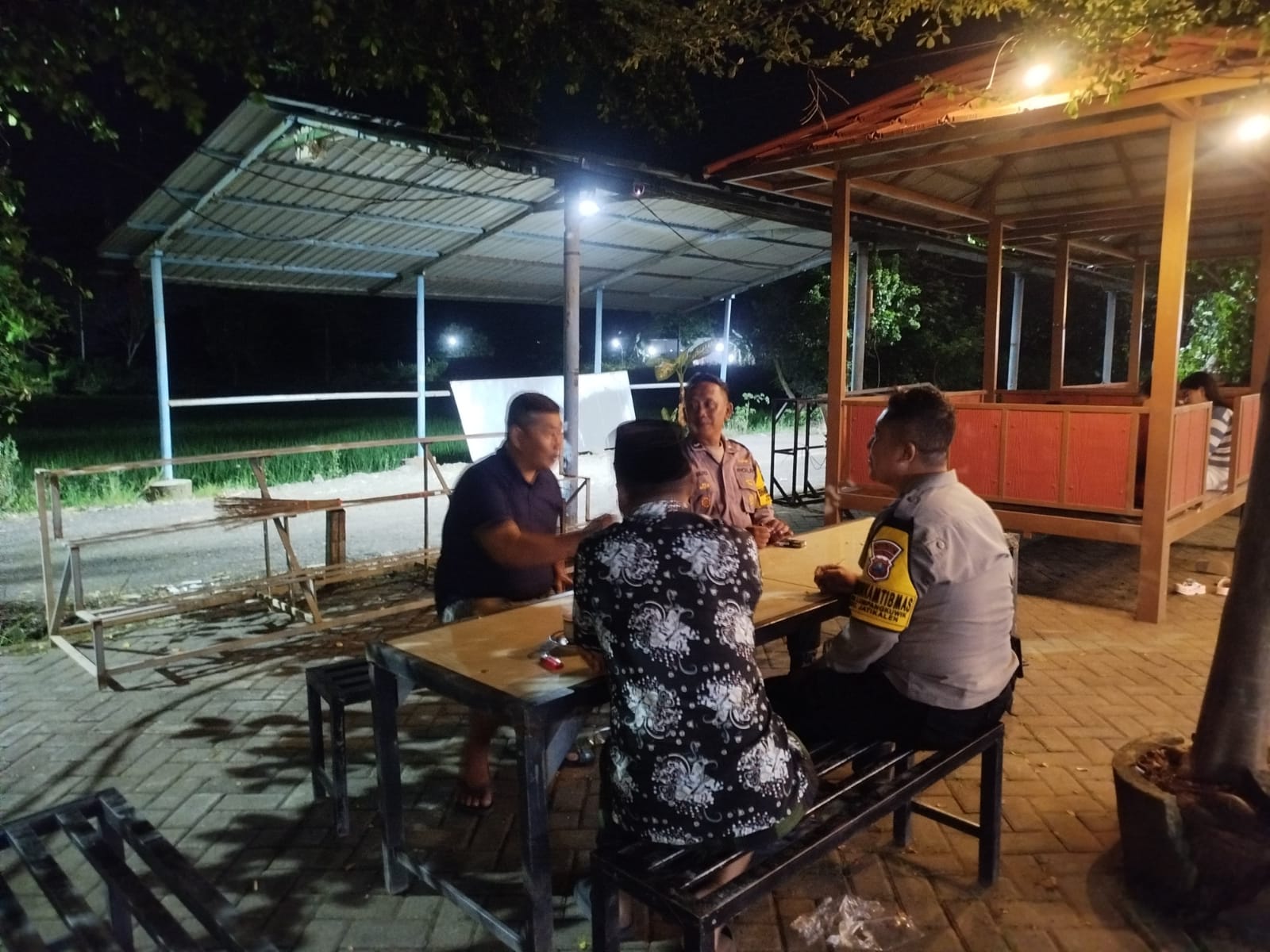 Patroli Dialogis Malam Hari, Polsek Jatikalen Jaga Kondusifitas Kamtibmas di Wilayah Hukum