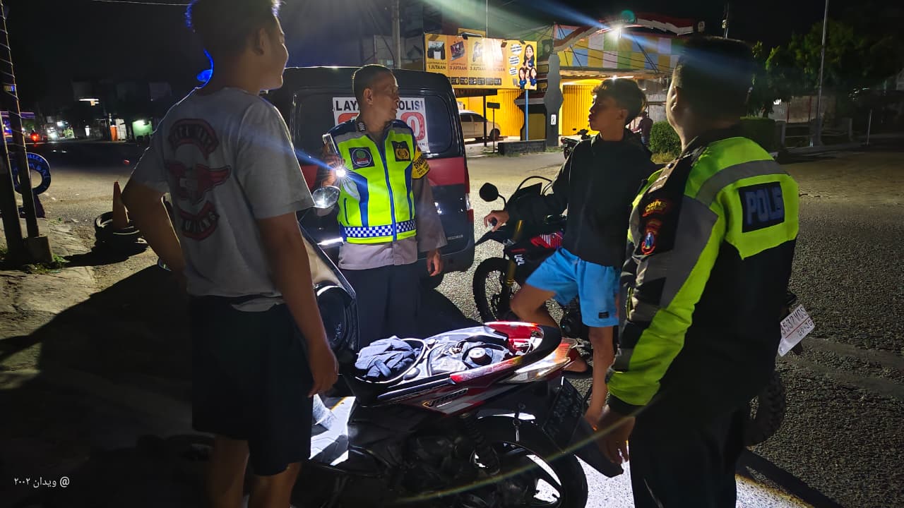Jaga Kondusifitas Saat Malam Minggu, Polsek Warujayeng Lakukan Pemeriksaan Pengguna Jalan