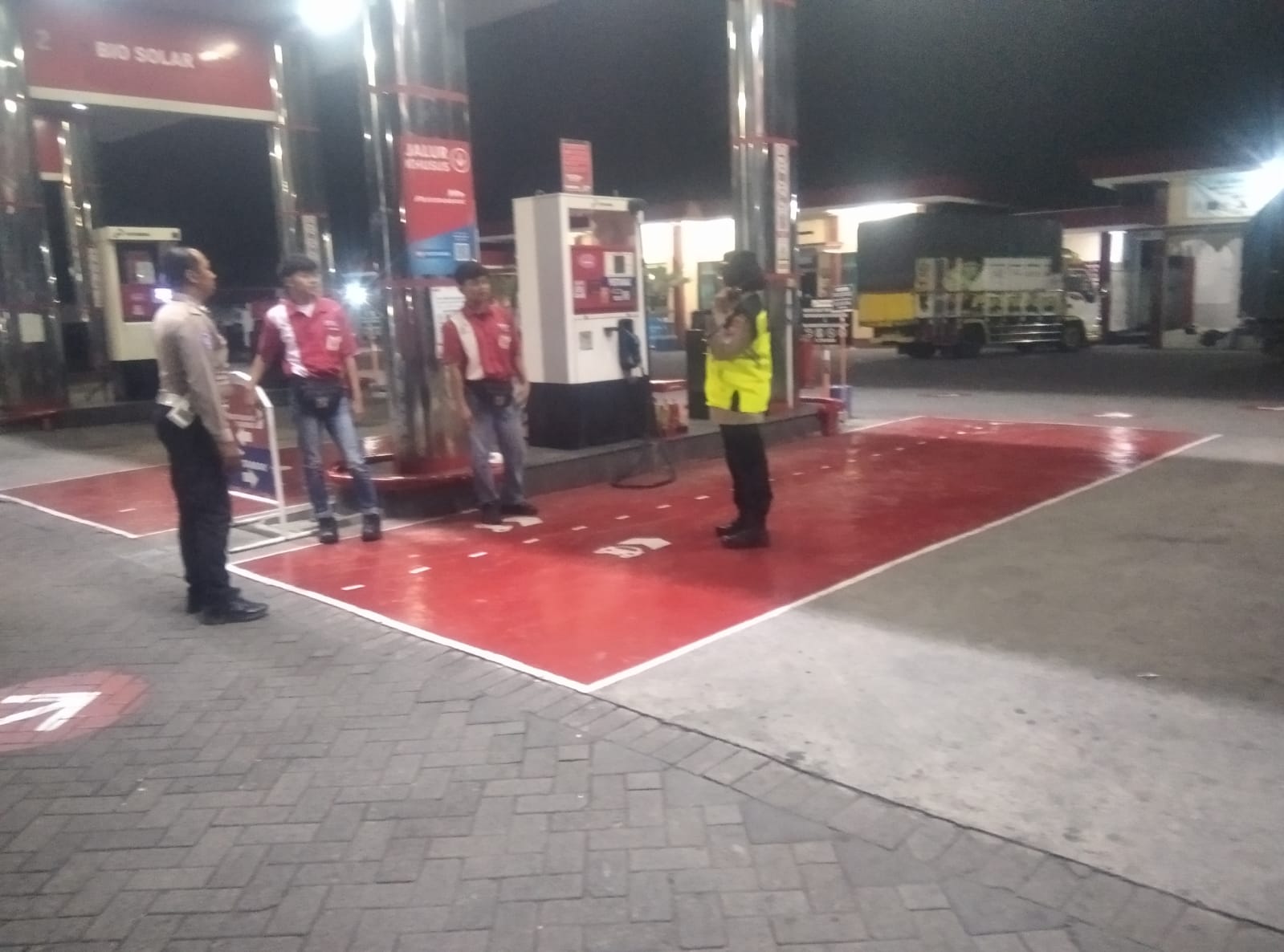 Patroli Samapta Polsek Kertosono Berikan Himbauan Kamtibmas saat Patroli di SPBU