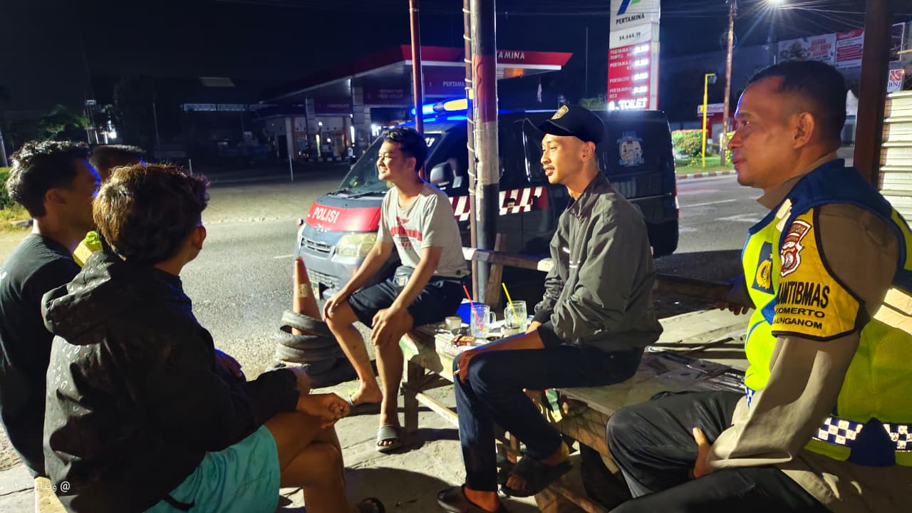 Patroli Dialogis di Warung Kopi “Pitoe”, Polsek Warujayeng Ajak Remaja dan Warga Jaga Kondusifitas Lingkungan