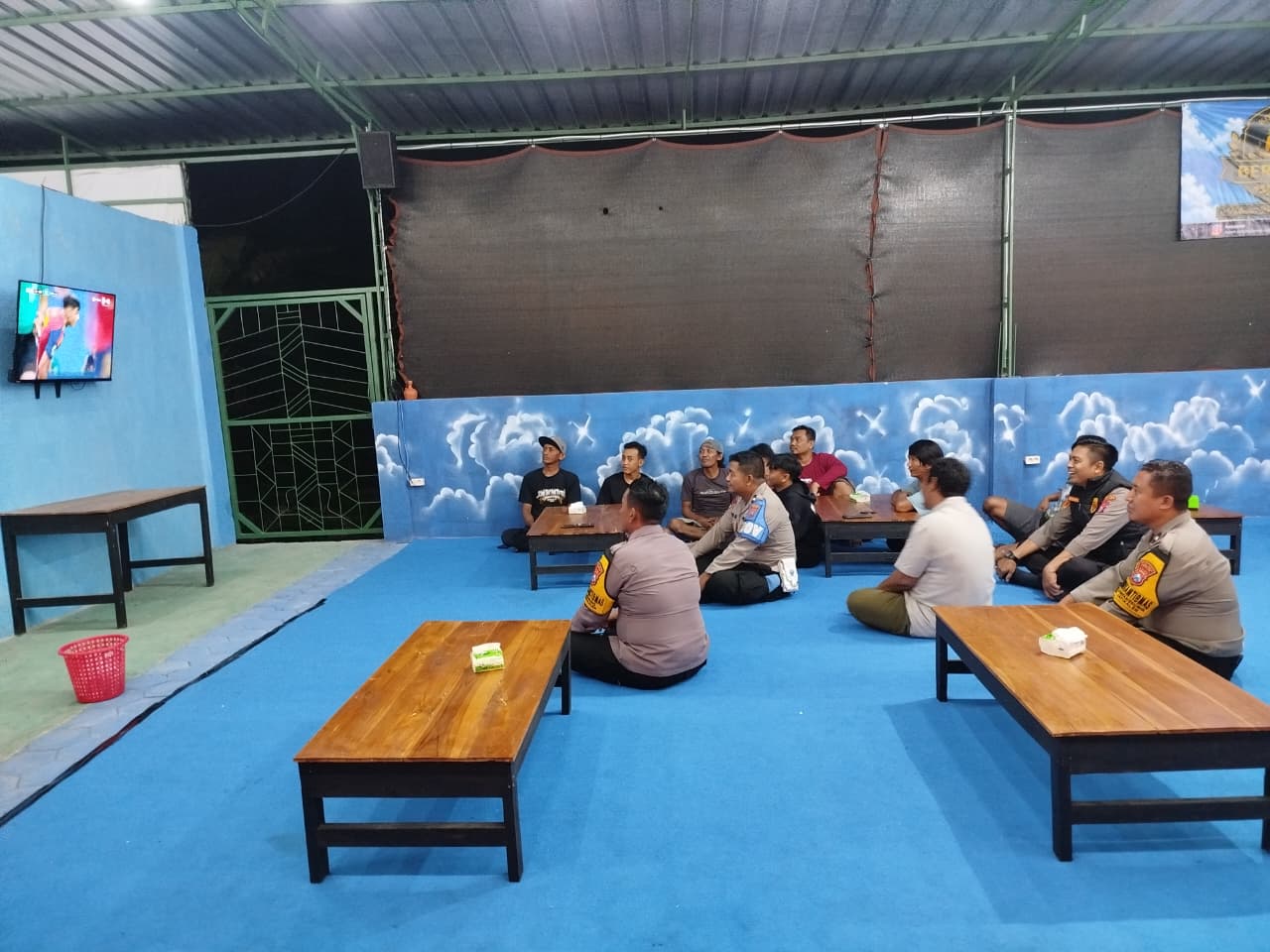 Jaga Kamtibmas, Kapolsek Jatikalen Beserta anggota Nobar bersama Warga