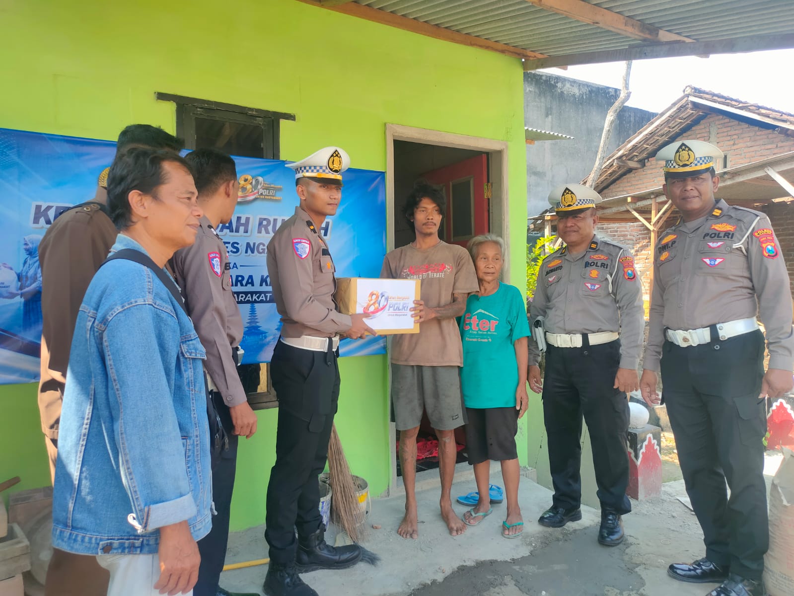 Sambut Hari Bhayangkara ke-80, Satlantas Polres Nganjuk Gelar Bedah Rumah untuk Warga Kelurahan Bogo