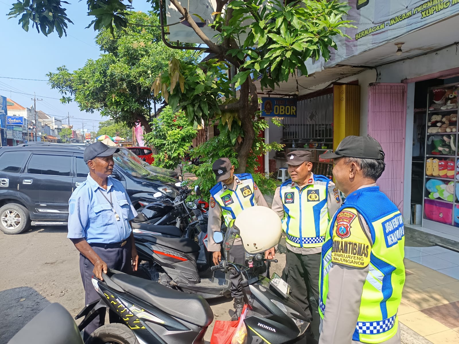 Cegah Curanmor, Patroli Polsek Warujayeng Sampaikan Pesan ke Petugas Parkir di Jln. A. Yani Tanjunganom