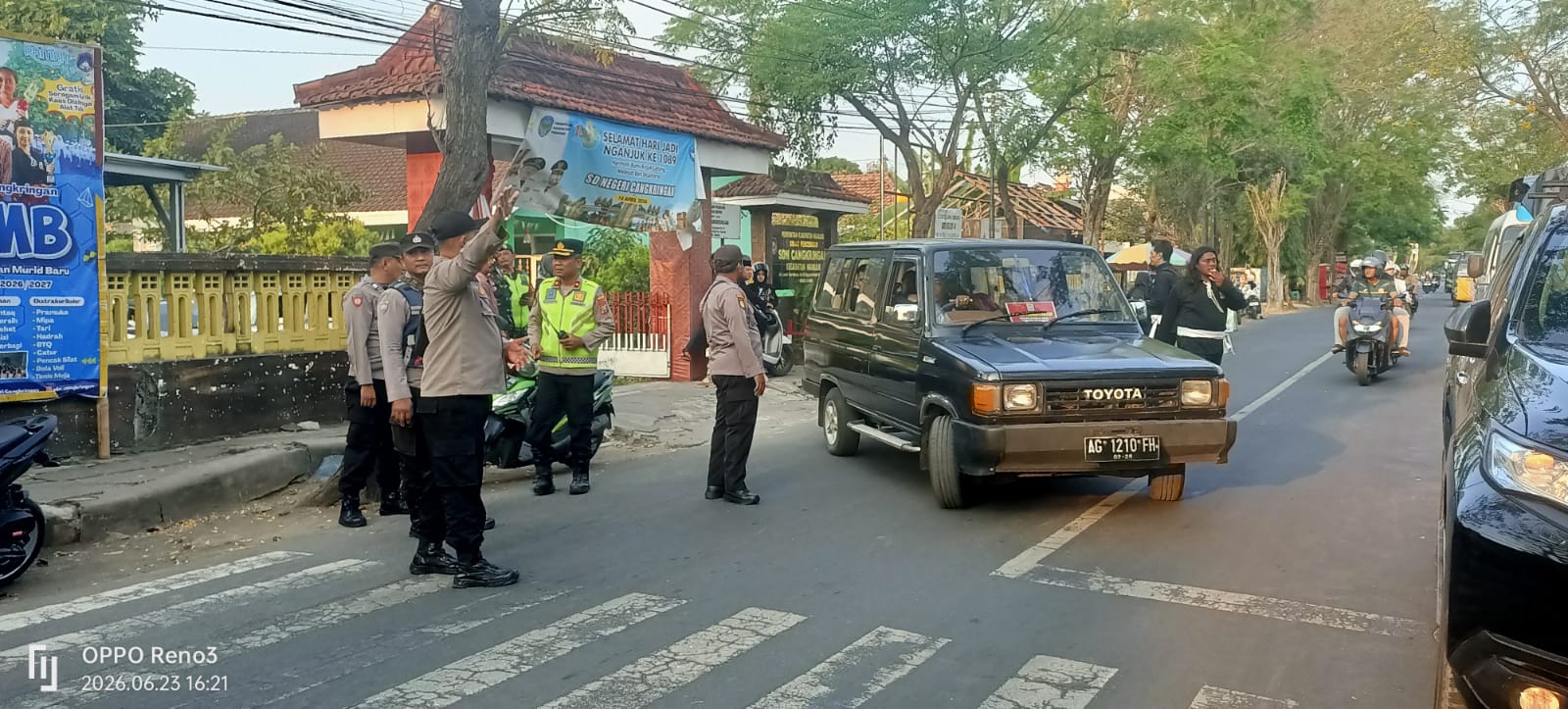 Kapolsek Nganjuk Kota Pimpin Pengawalan dan Pengamanan Pengesahan Warga Baru PSHT Ranting Nganjuk Kota
