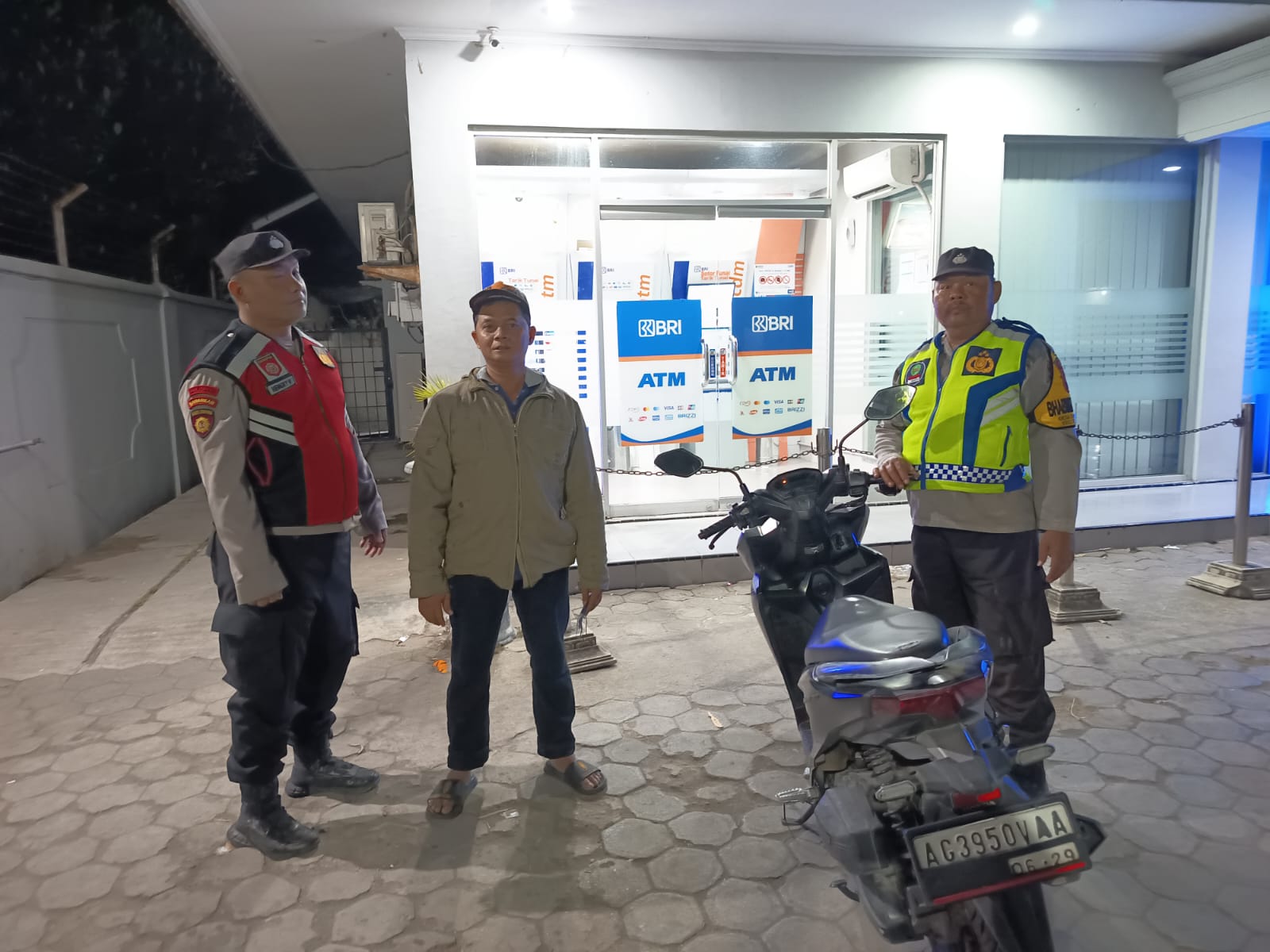 Antisipasi Tindak Kejahatan, Patroli Polsek Warujayeng Sambangi Kantor Perbankan