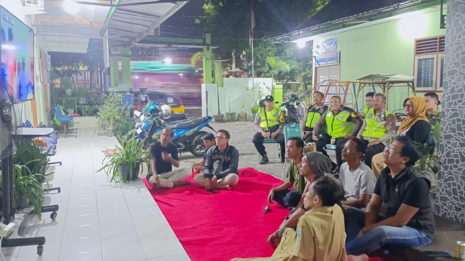 Kapolsek Nganjuk Kota Sambang Warga dan Nobar Piala Dunia 2026, Jaga Kamtibmas Tetap Kondusif