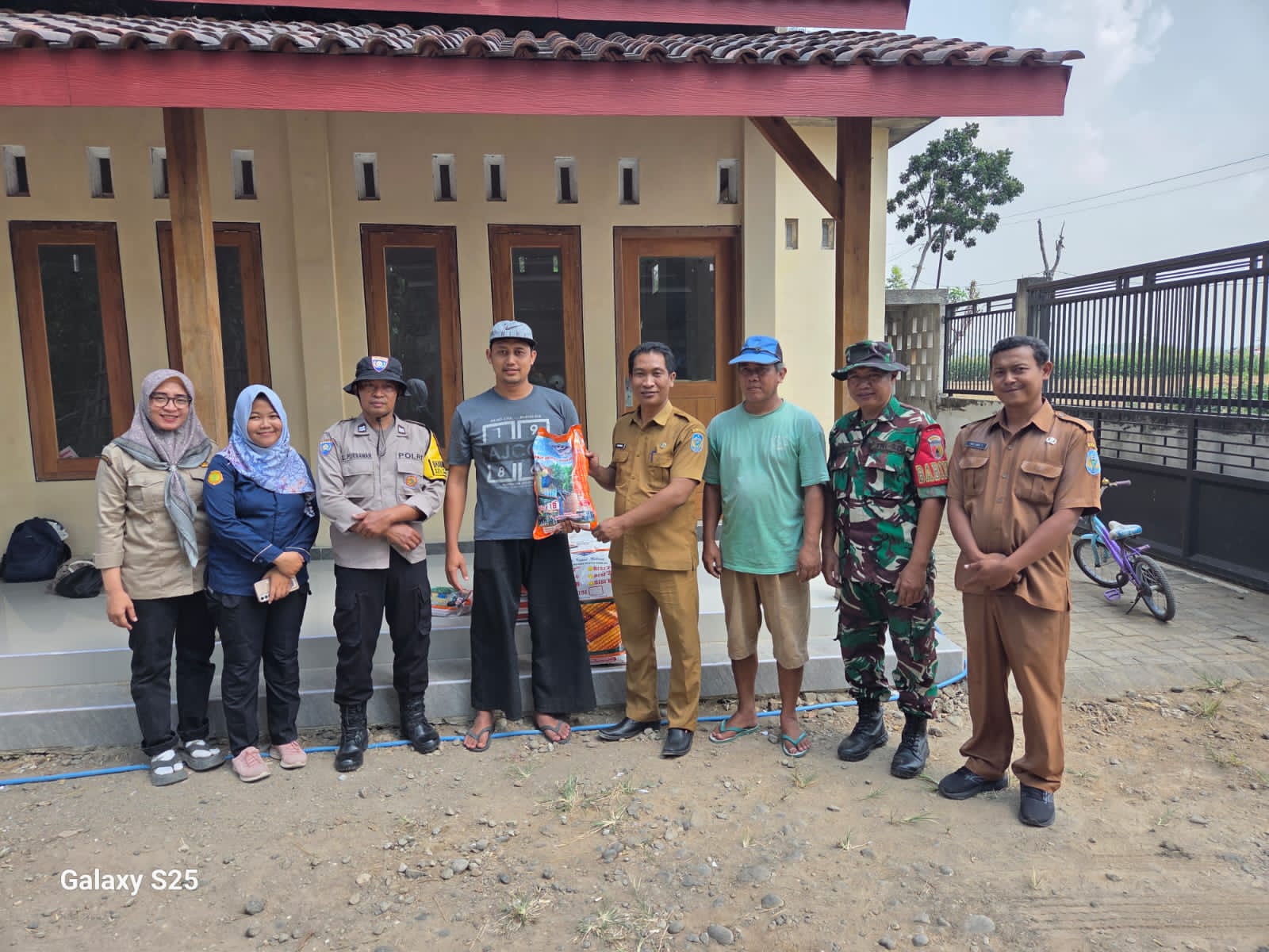 Bhabinkamtibmas Ploso Bersama 3 Pilar Dampingi Penyaluran Bantuan Benih Jagung untuk Kelompok Tani