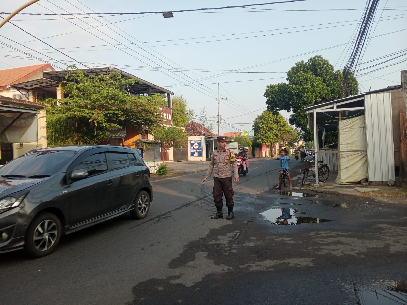 Giat Gaktur Pagi Polsek Kertosono Bantu Penyeberangan Masyarakat