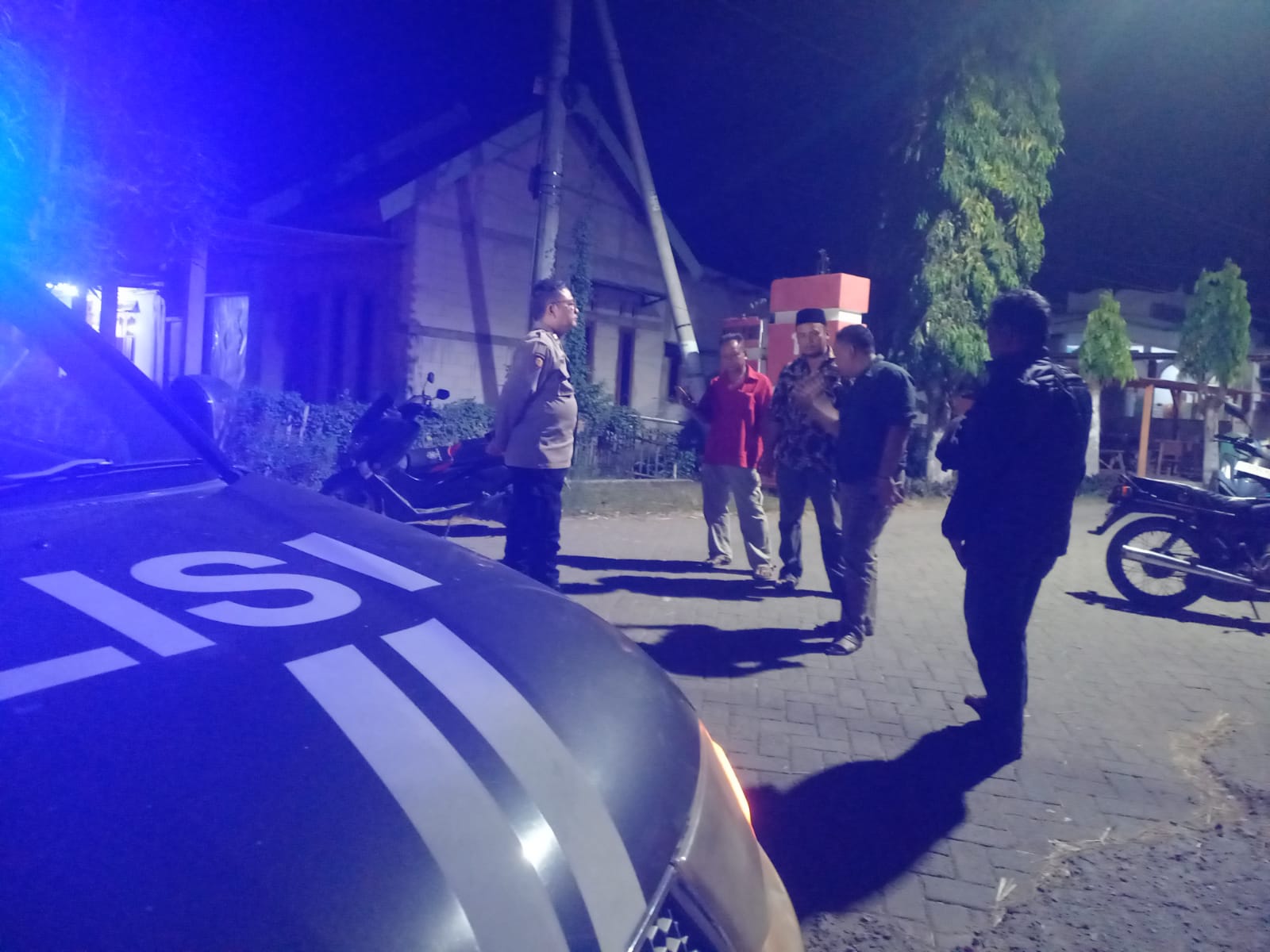 Jaga Kamtibmas Tetap Kondusif, Polsek Jatikalen Gelar Patroli Dialogis Malam Hari Bersama Warga masyarakat Desa Jatikalen