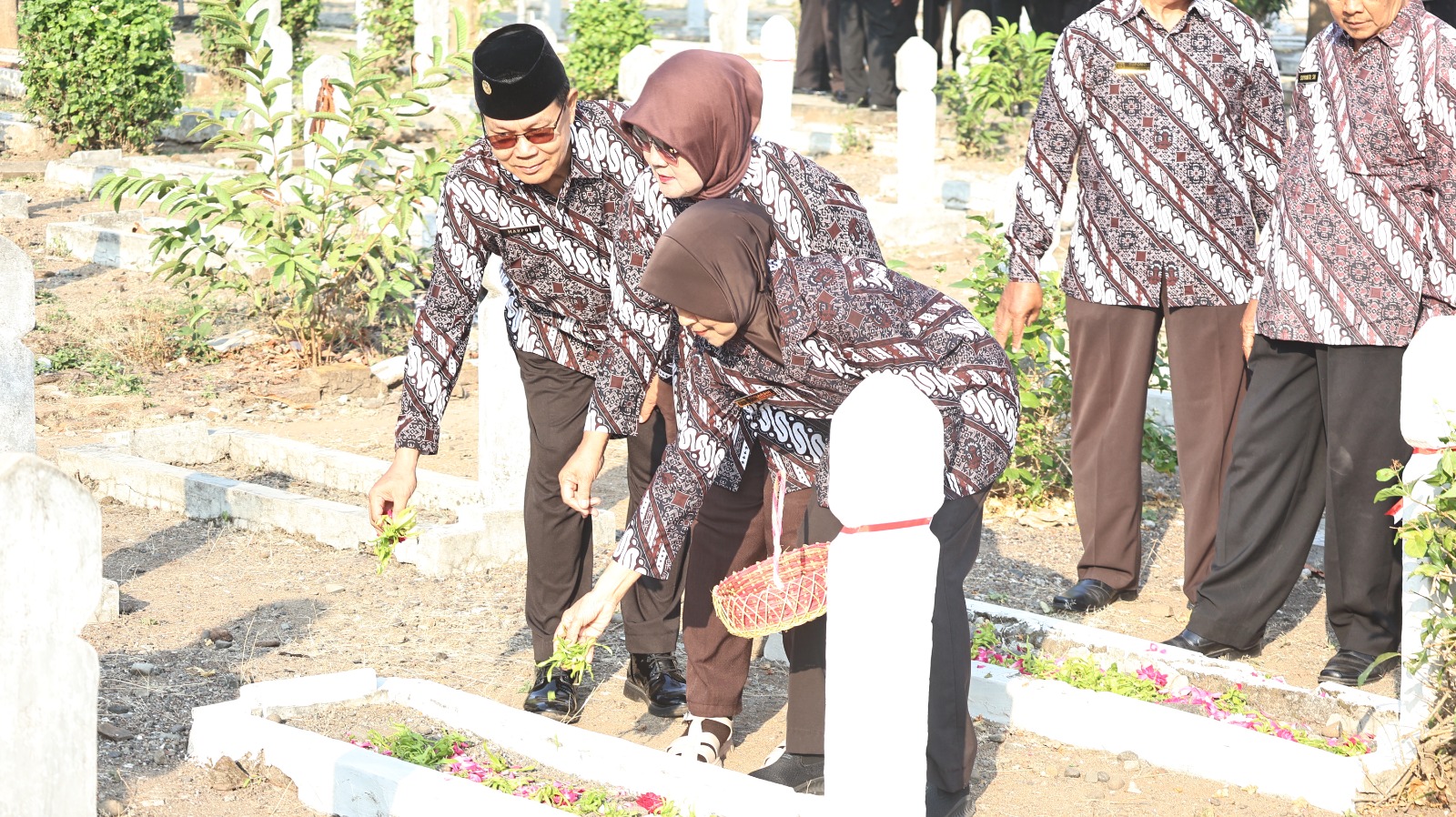 Polres Nganjuk Gelar Tabur Bunga di TMP Yudha Pralaya, Wujud Penghormatan Jelang Hari Bhayangkara ke-80