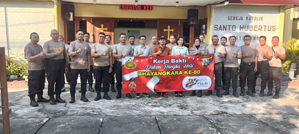 Dalam Rangka menyambut Hari Bhayangkara ke-80 , Polsek Kertosono Bersihkan Tempat Ibadah
