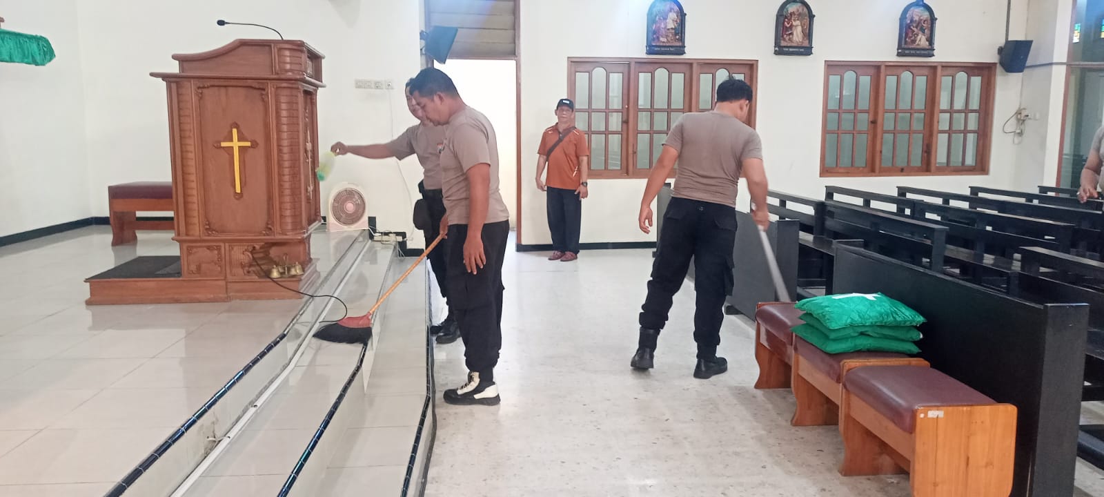 Memperingati HUT Bhayangkara ke-80, Polsek Jatikalen Bersama Rayon 3 Gelar Kerja Bakti di Tempat Gereja