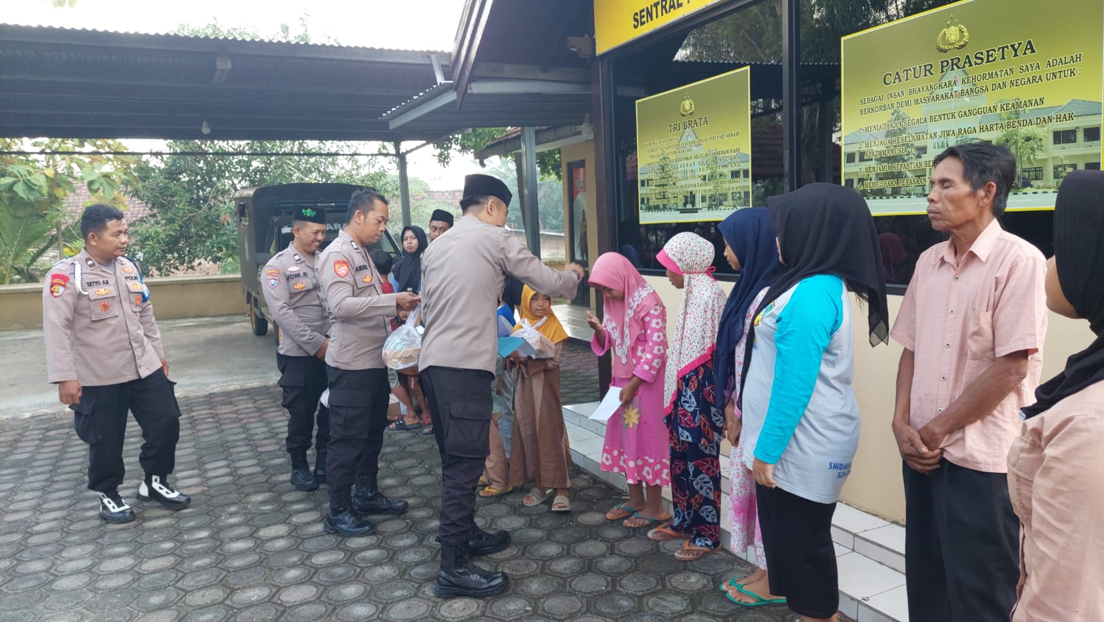 Peringati Hari Bhayangkara ke-80, Kapolsek Jatikalen Salurkan Santunan untuk Anak-anak Yatim