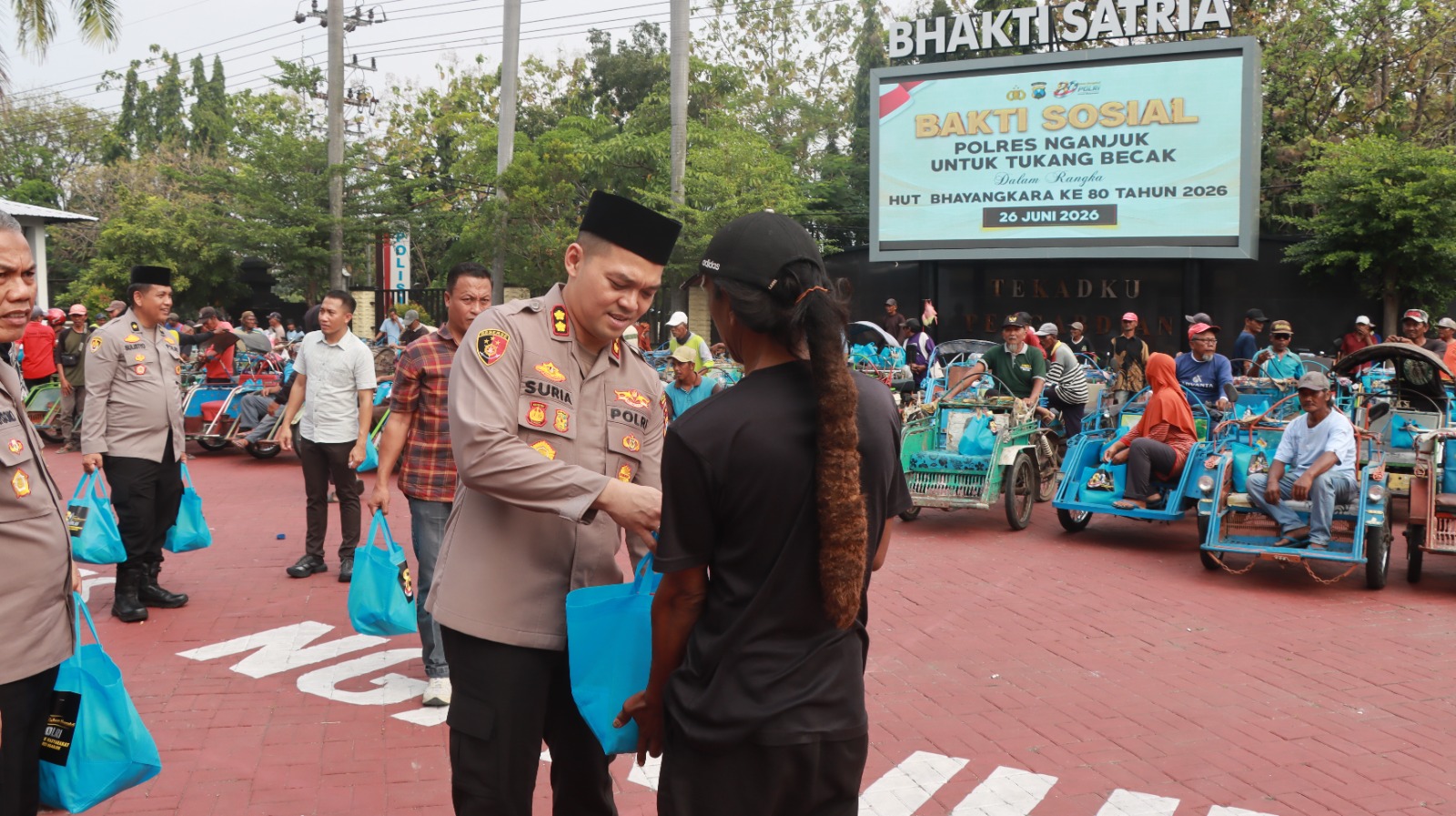 Sambut Hari Bhayangkara ke-80, Polres Nganjuk dan Bhayangkari Salurkan Ratusan Paket Sembako untuk Tukang Becak
