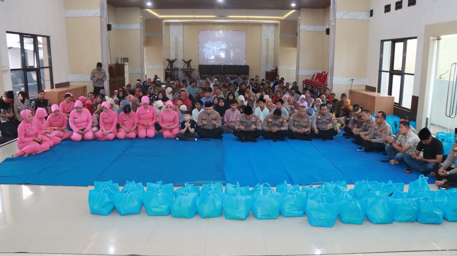 Sambut Hari Bhayangkara ke-80, Polres Nganjuk dan Bhayangkari Salurkan Bantuan untuk Ratusan Penyandang Disabilitas