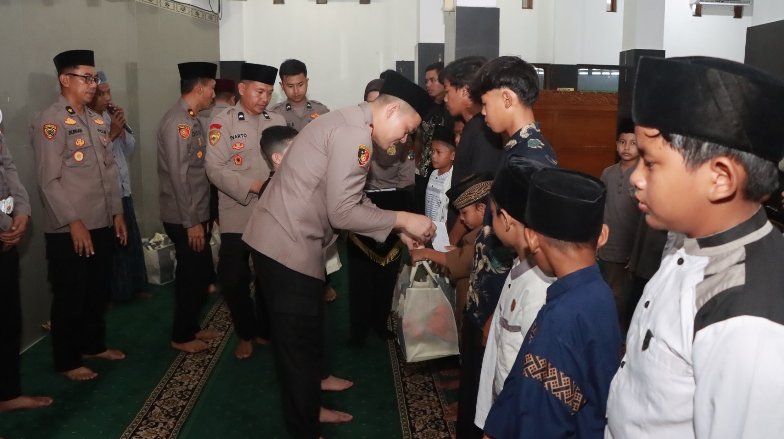 Polres Nganjuk Gelar Binrohtal dan Santuni Puluhan Anak Yatim, Wujudkan Bhayangkara yang Humanis dan Peduli