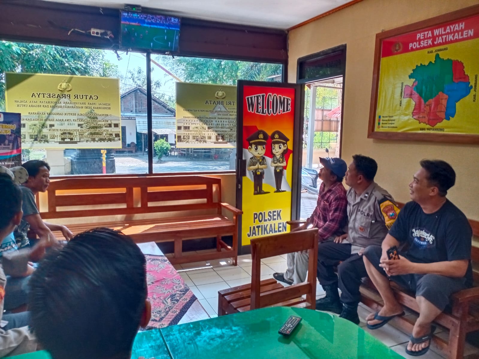 Nobar Piala Dunia 2026, Polsek Jatikalen Pererat Kebersamaan Bersama Warga
