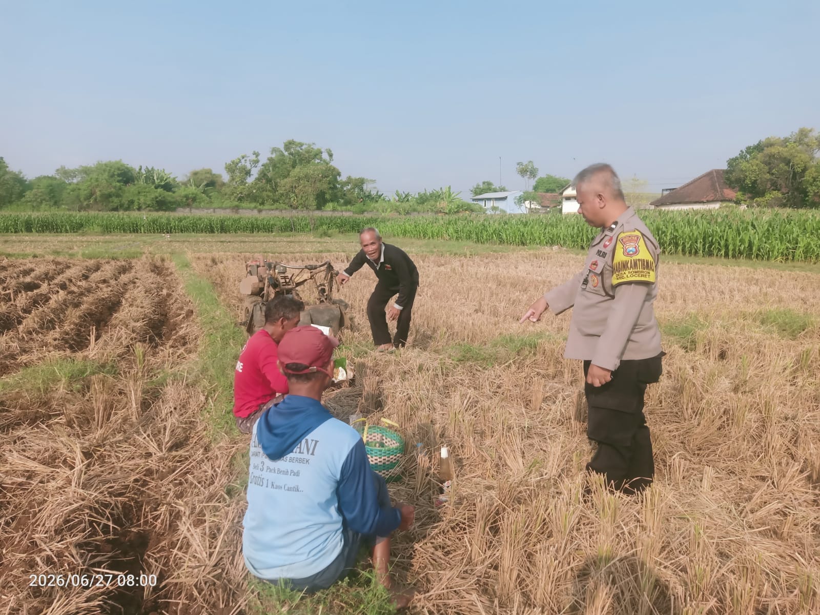 Usai Panen Padi, Bhabinkamtibmas Sombron Dampingi Petani Siapkan Musim Tanam Jagung