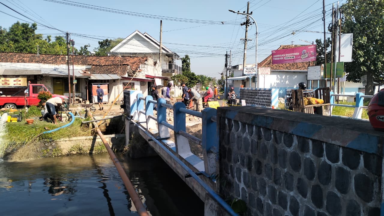 Panit Lantas Polsek Warujayeng Tinjau Proyek Perbaikan Gorong-Gorong, Pastikan Keselamatan dan Kelancaran Arus Lalu Lintas