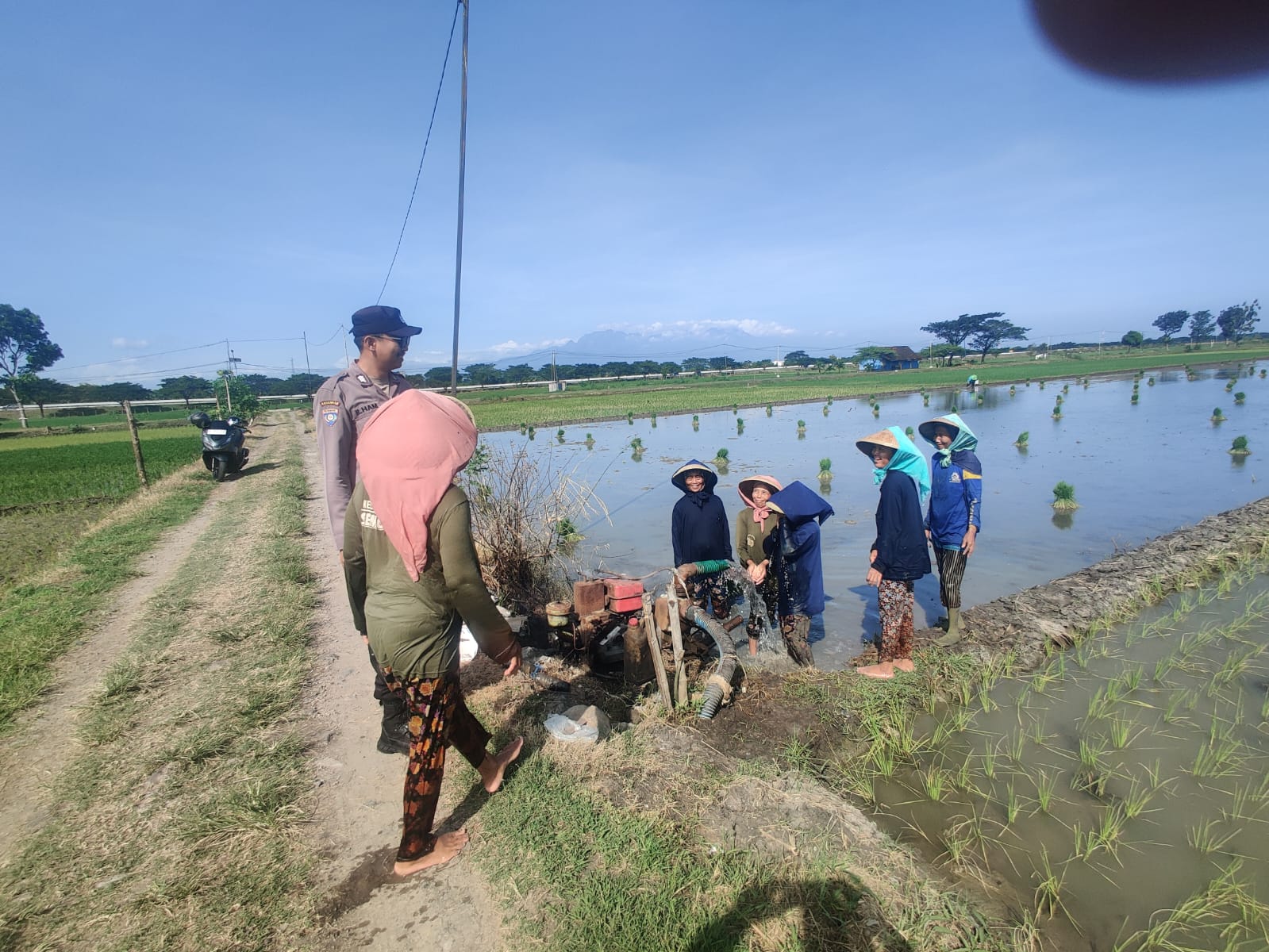 Pantau Perikanan hingga Pembibitan Sayur, Bhabinkamtibmas Desa Singkalanyar Perkuat Ketahanan Pangan