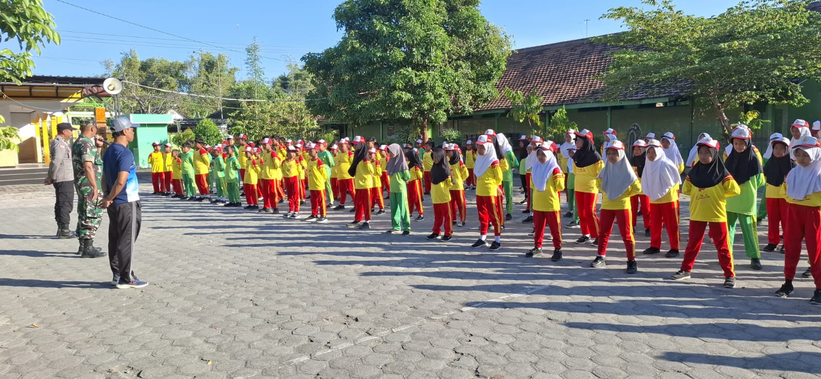 Kolaborasi Bhabinkamtibmas dan Babinsa Desa Kedungdowo Berikan Pelatihan Baris Berbaris kepada Siswa SDN 1 Kedungdowo