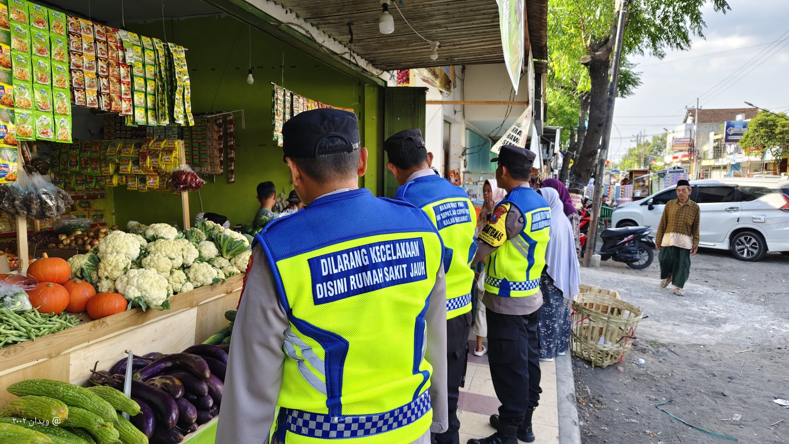 Patroli Siang di Pasar Warujayeng, Personel Polsek Warujayeng Ciptakan Rasa Aman Masyarakat
