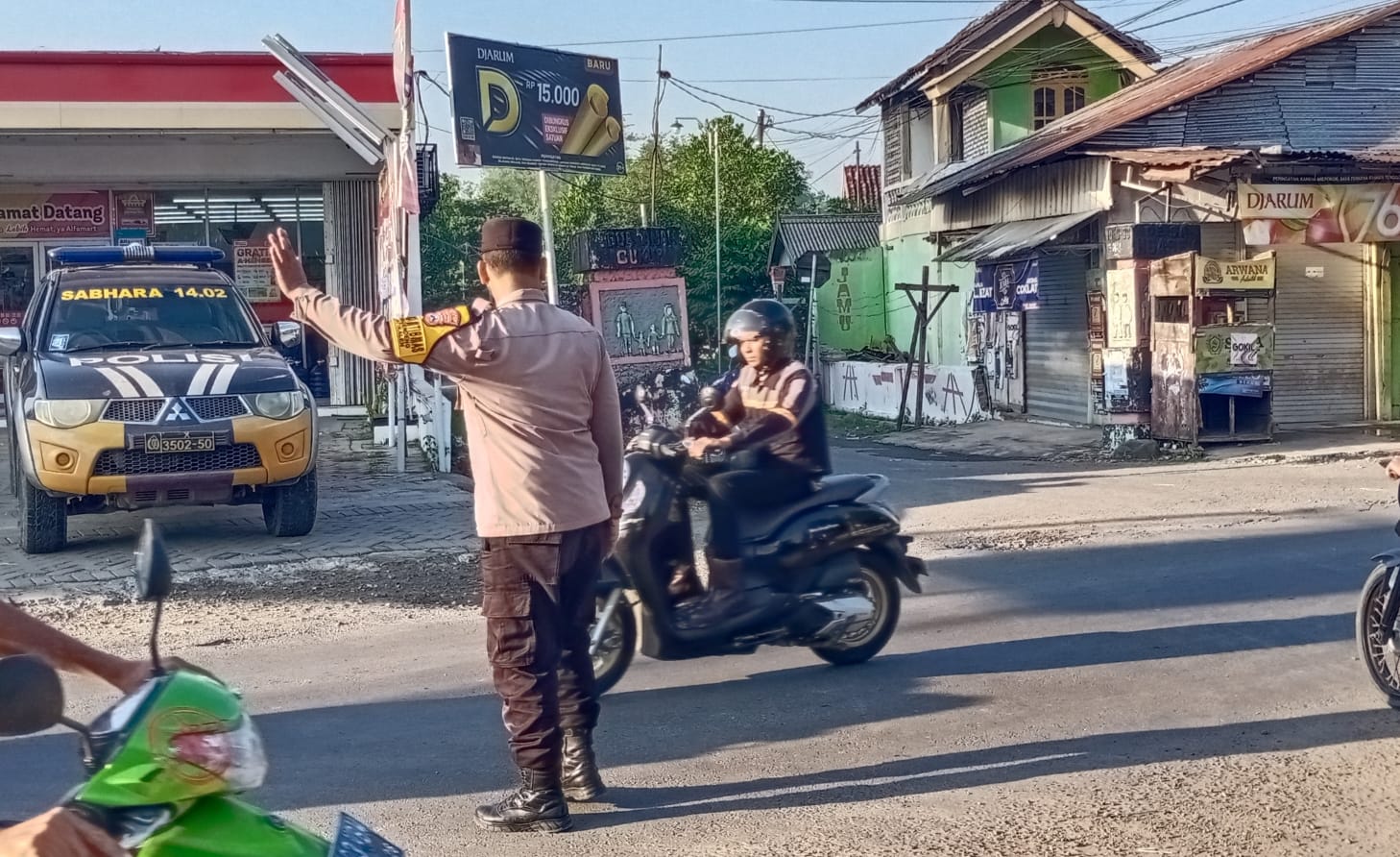 Giat Gaktur Pagi Polsek Jatikalen Bantu Penyeberangan Masyarakat