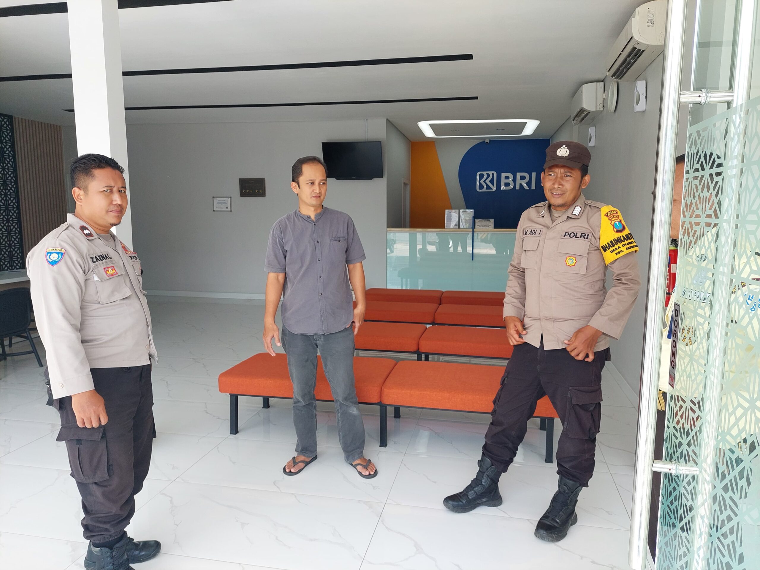 Polsek Jatikalen Gelar Patroli Dialogis di Bank BRI Unit Jatikalen untuk Antisipasi Gangguan Kamtibmas