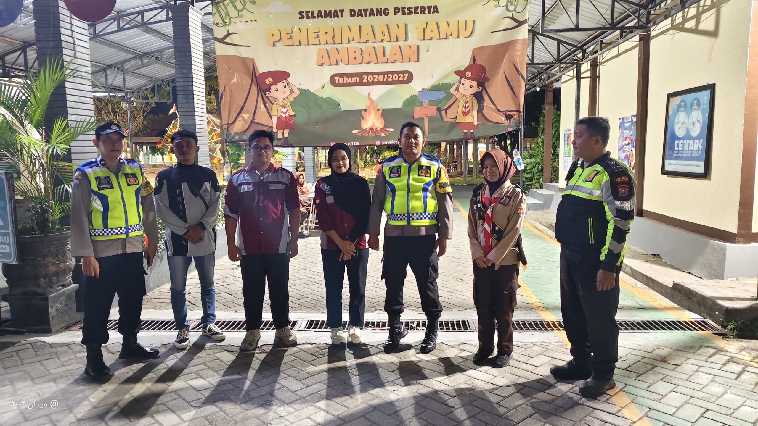Sambangi Perkemahan di SMKN 1 Tanjunganom, Polsek Warujayeng Tekankan Pengawasan dan Keamanan Peserta