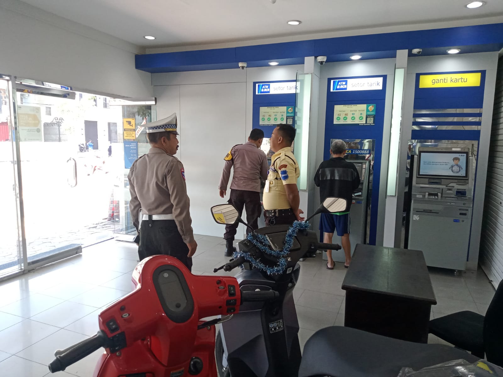 Patroli Polsek Nganjuk Kota Sasar Perbankan dan ATM, Imbau Security serta Pengunjung Jaga Kewaspadaan