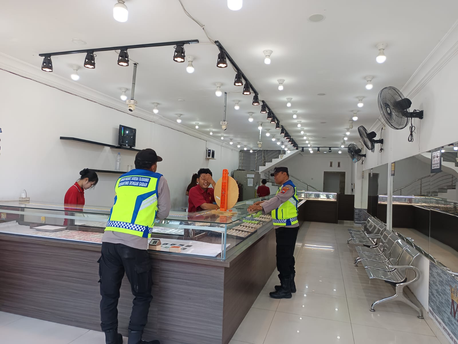 Polsek Warujayeng Intensifkan Patroli Toko Emas, Wujudkan Rasa Aman bagi Masyarakat