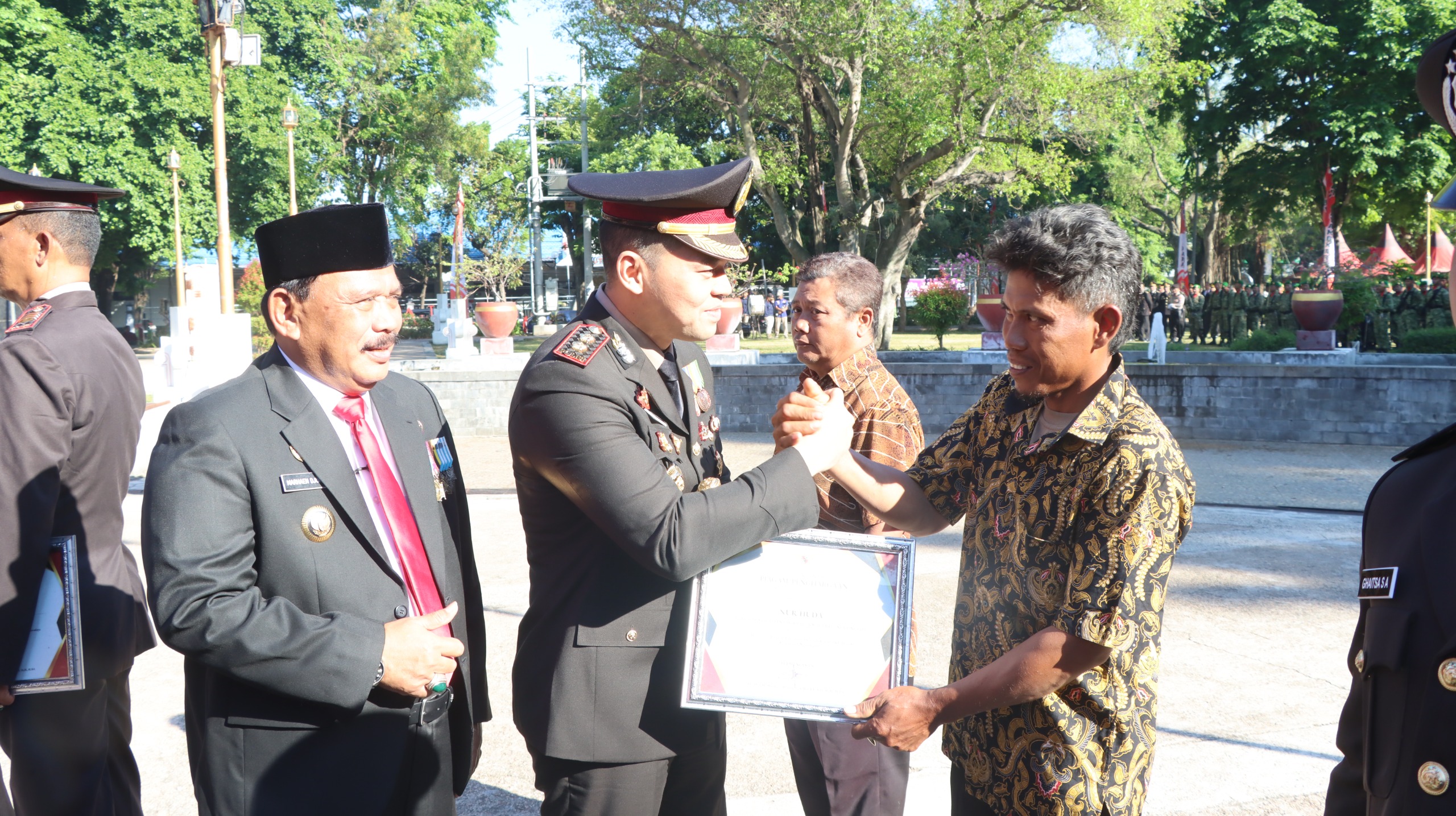 Polres Nganjuk Anugerahkan Penghargaan bagi Personel dan Masyarakat Berprestasi di Puncak Hari Bhayangkara ke-80