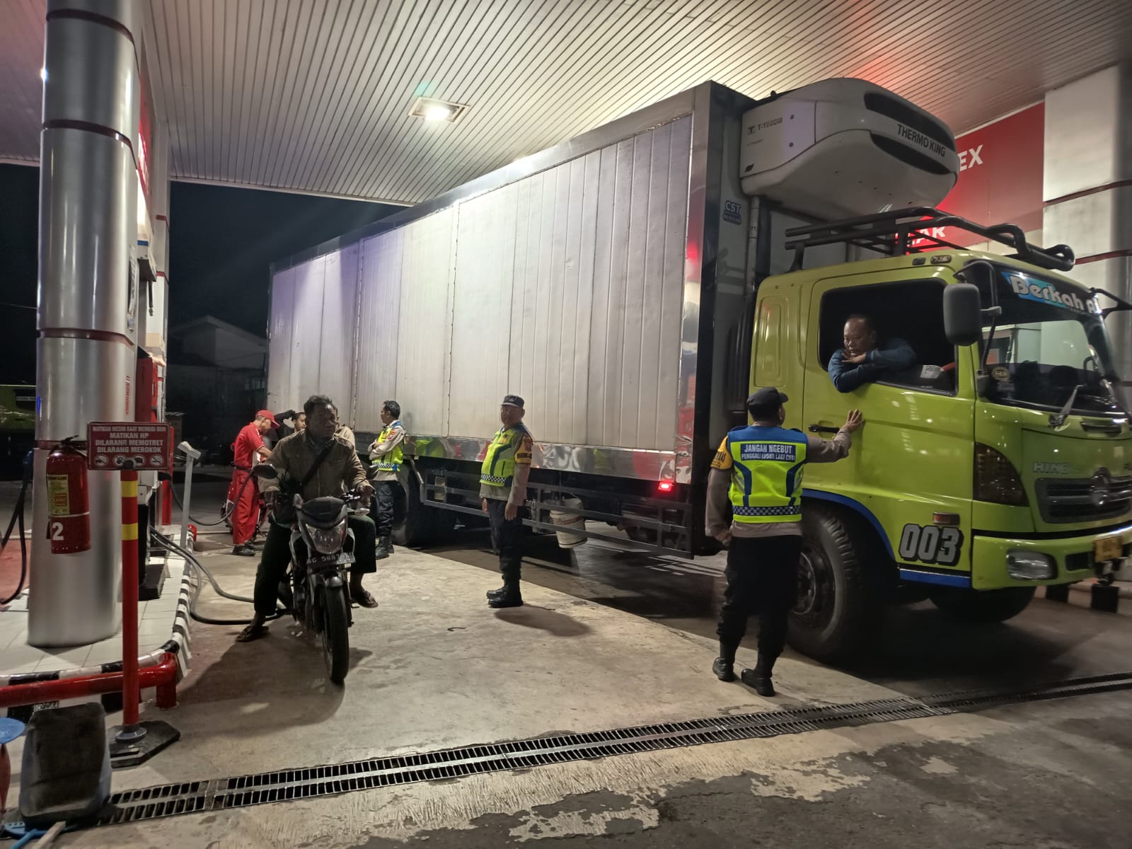 Patroli Malam Polsek Warujayeng Sambangi SPBU Barong