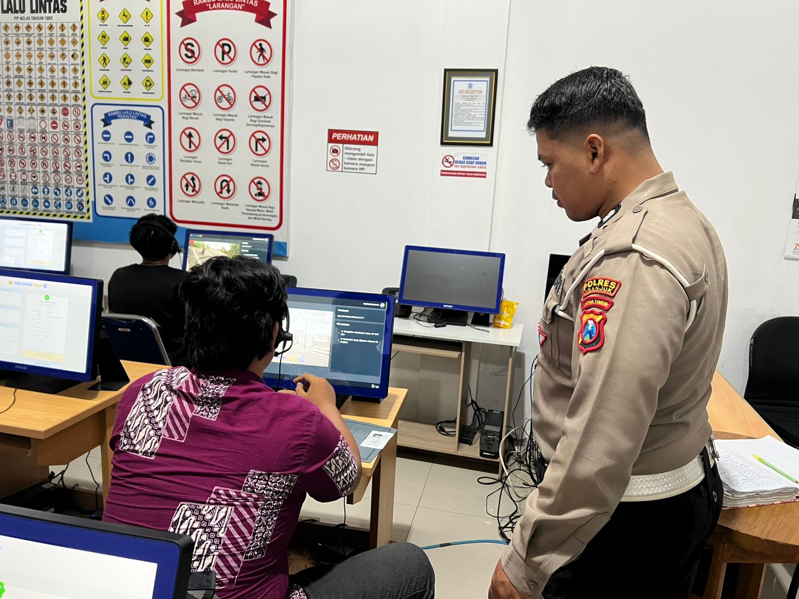 Sebelum Ujian Teori, Briptu Rizky Beri Tutorial Singkat agar Pemohon SIM Tak Salah Input Data