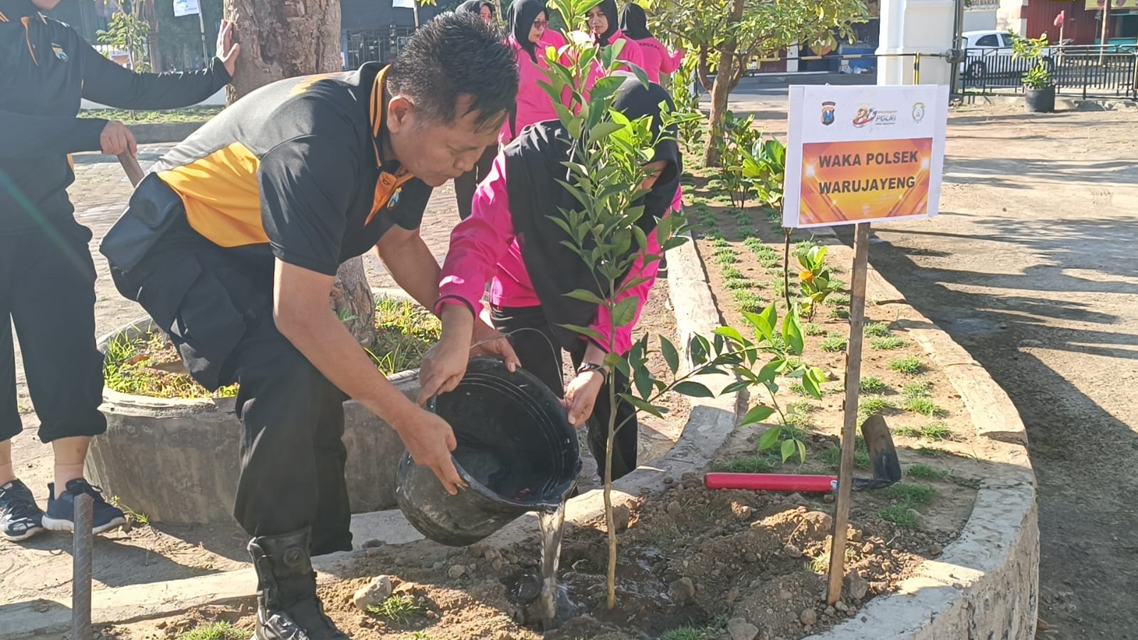 Semarak HUT Bhayangkara ke-80, Polsek Warujayeng Tanam Pohon Buah di Lingkungan Mako