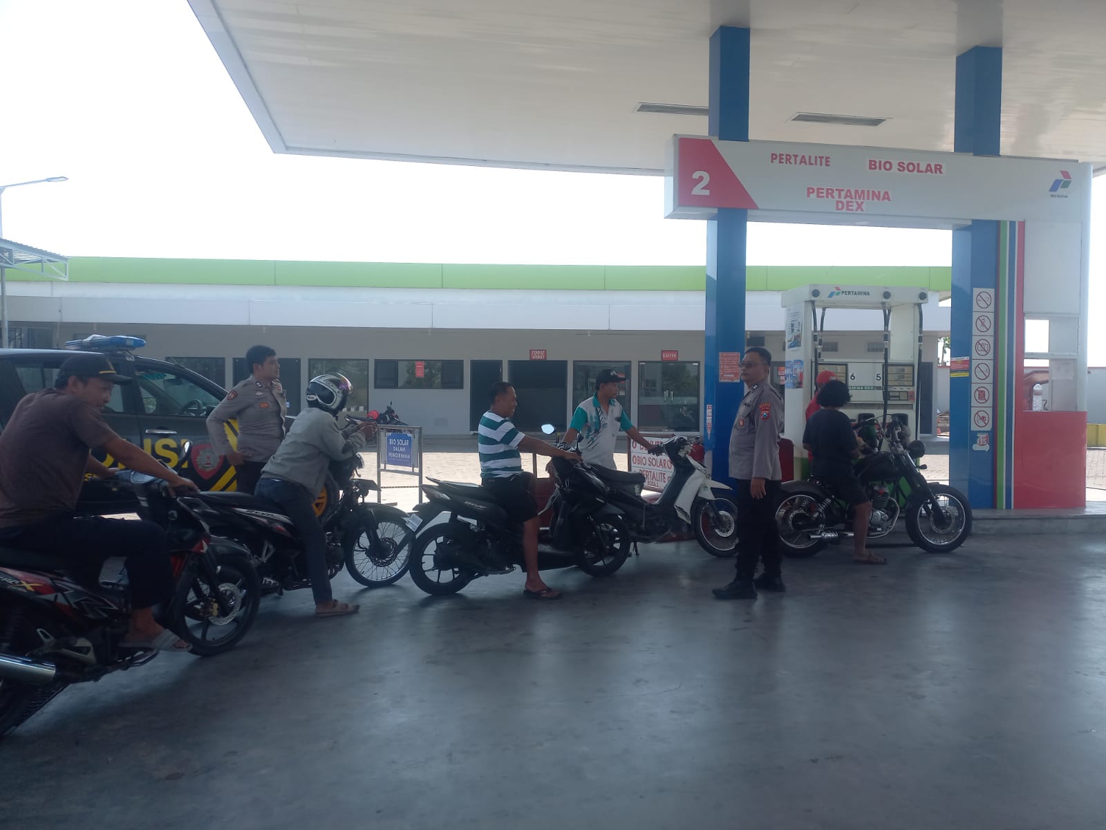 ‎Patroli Siang Polsek Jatikalen Sambangi SPBU Di Munung