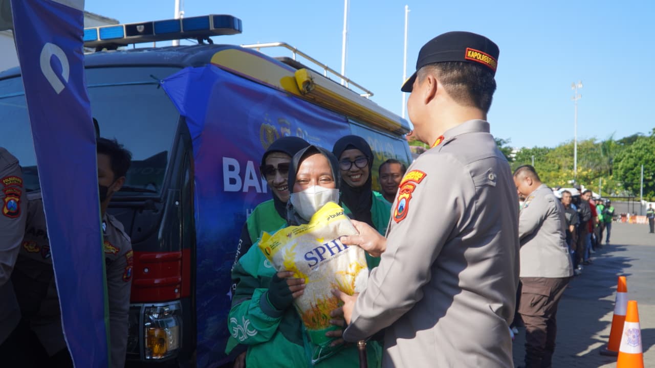 Polrestabes Surabaya Salurkan Paket Sembako untuk Warga di Hari Bhayangkara ke – 80