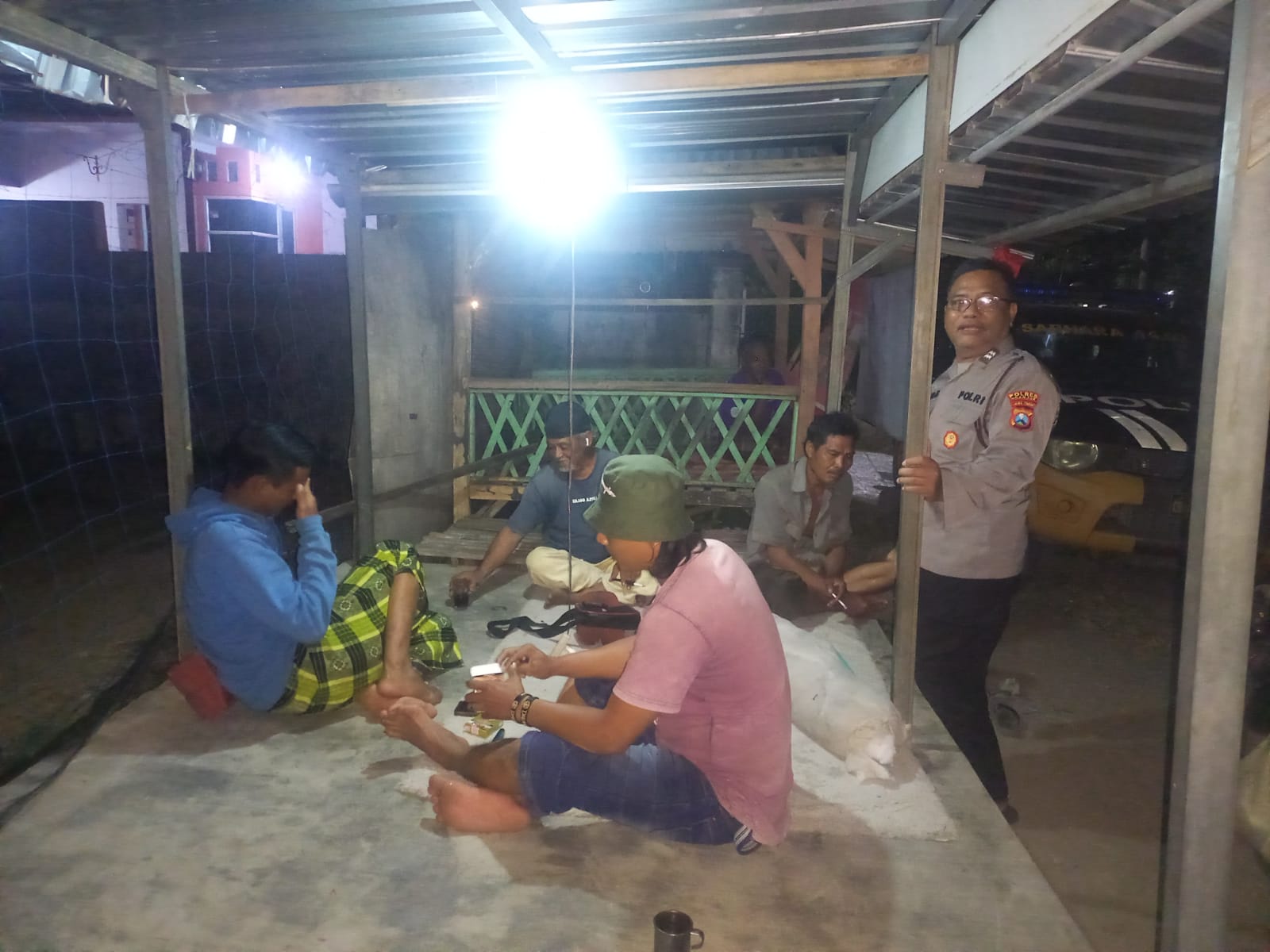 Lakukan Patroli Dialogis Malam Hari Polsek Jatikalen Sambangi Warga