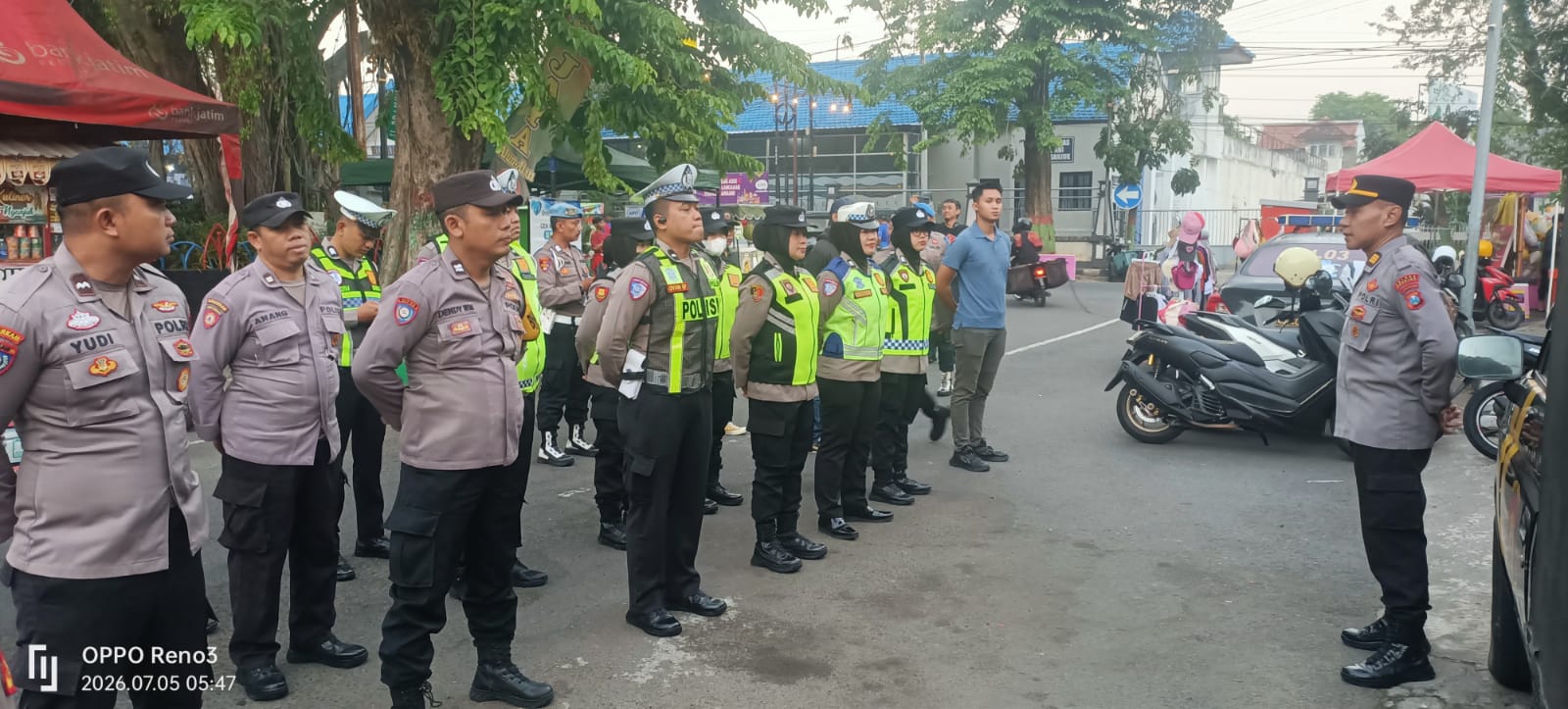 Personel Polsek Nganjuk Kota Bersama Gabungan Fungsi Polres Nganjuk Laksanakan Apel dan Pengamanan Family Run Fest 2026 Hari Keluarga Nasional ke-33