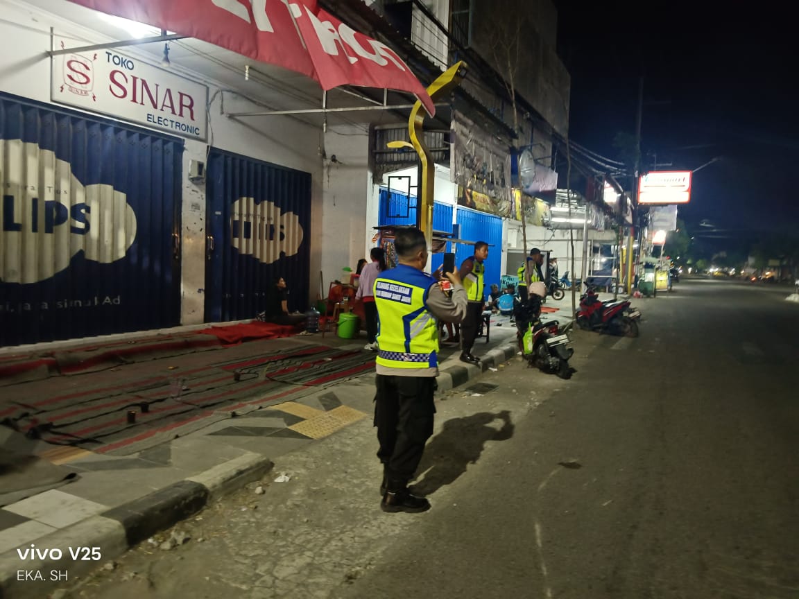 Patroli Malam Minggu, Polsek Warujayeng Ciptakan Rasa Aman di Alun-Alun Warujayeng