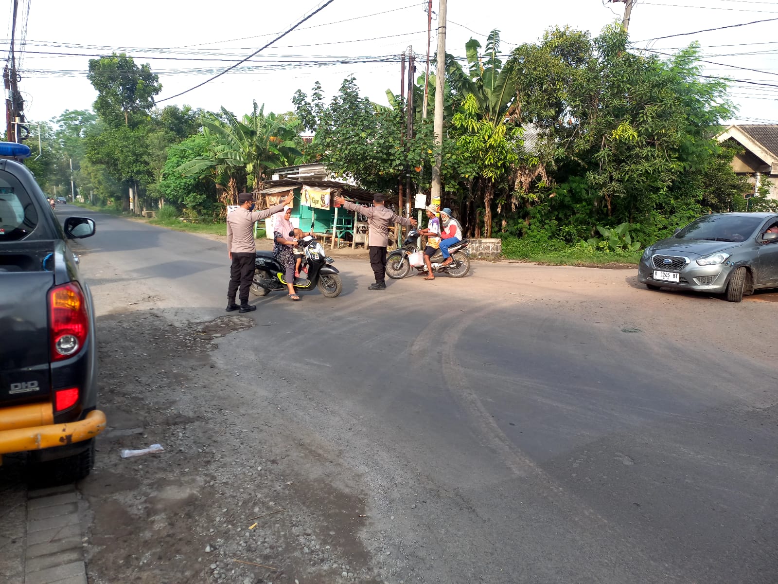 Giat Gaktur Pagi Polsek Jatikalen Bantu Penyeberangan Masyarakat