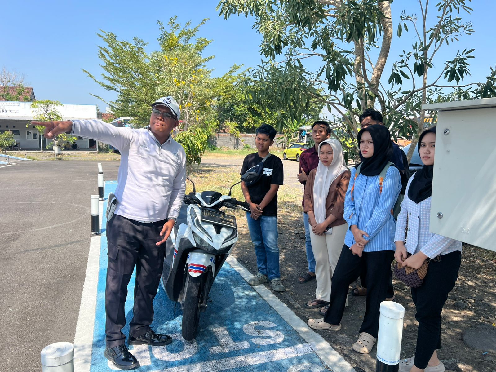 Gen Z Antusias Ikut Coaching Clinic, Aipda Andik Bekali Pemohon SIM Roda Dua agar Lebih Siap Hadapi Ujian Praktik