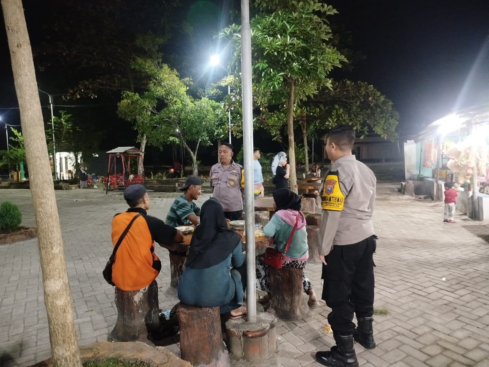 Polsek Jatikalen Hadir Dialogis di wisata Pemandian air Panas Bayu Biru Berikan Rasa Aman di Malam Hari