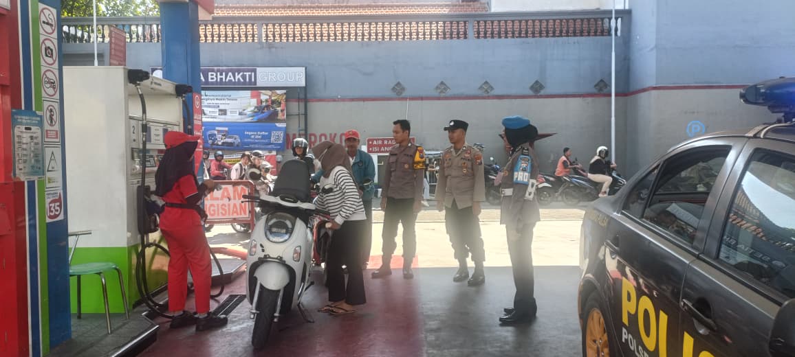 Cek Stok BBM, Patroli Samapta Sampaikan Himbauan Kamtibmas