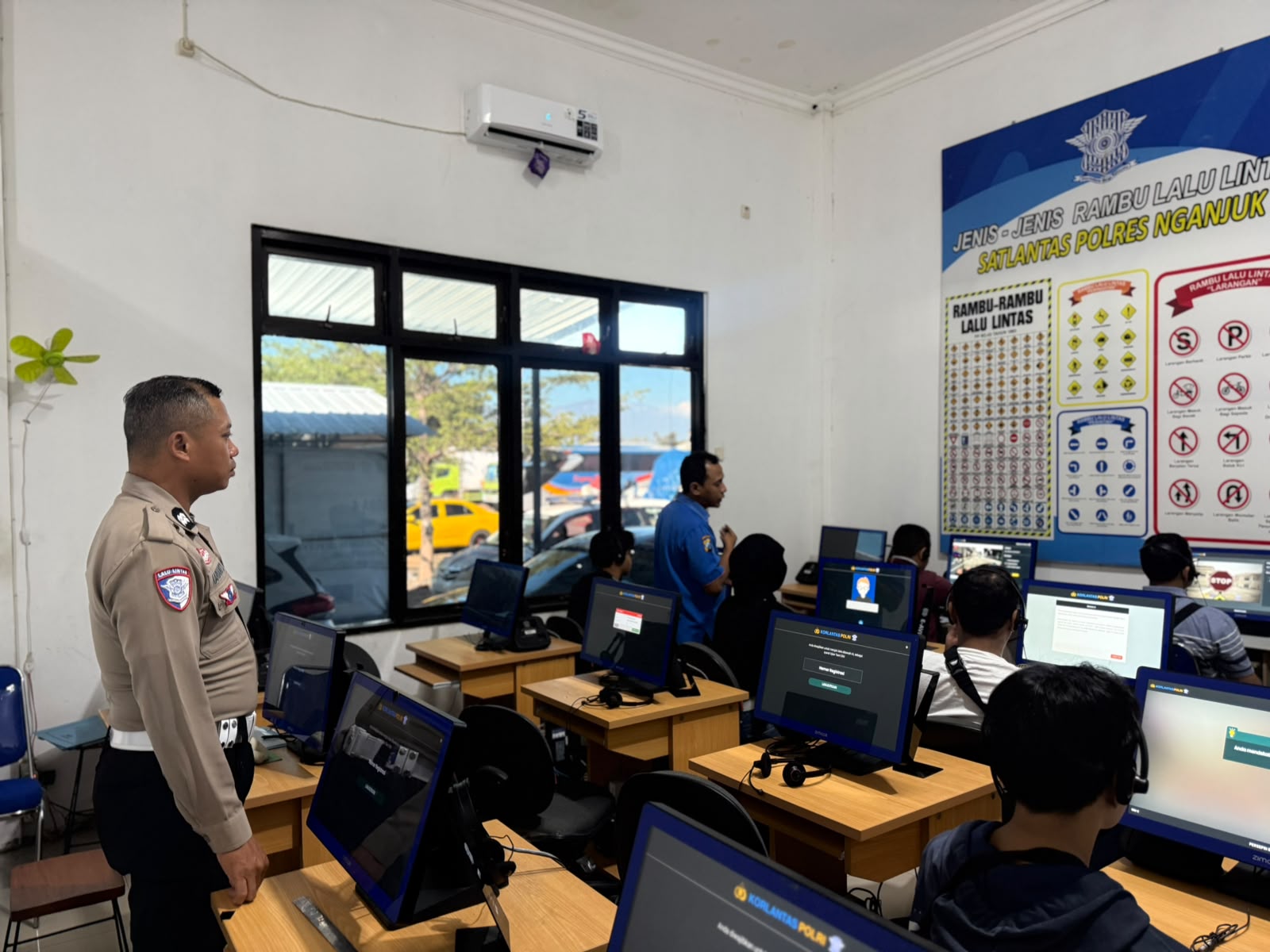 Polantas Menyapa, Upaya Satlantas Polres Nganjuk Dampingi Pemohon SIM Percaya Diri Hadapi Ujian Teori Berbasis Komputer